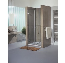 Badezimmer mit Dusche, Waschbecken und Handtuchwärmer