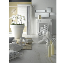 Wohnzimmerdekoration mit Orchidee, Kissen, Teppich, Kerzen und Dekoleuchten