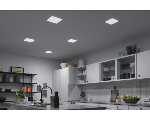 Moderne Küche mit quadratischen Deckenleuchten für eine helle und gleichmäßige Ausleuchtung