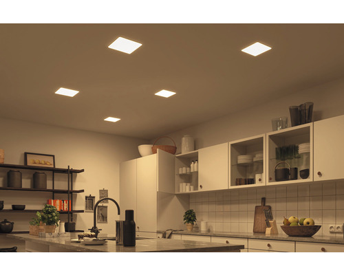 Moderne Küche mit quadratischen Deckenleuchten für Beleuchtung