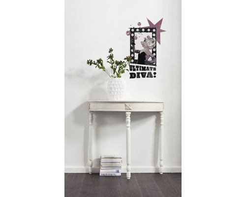 Dekorative Szene mit Wandtattoo, Tisch und Blumen in Vase