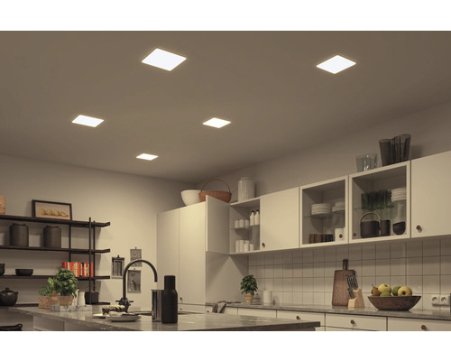 Moderne Küche mit quadratischen Deckenleuchten für helle Beleuchtung
