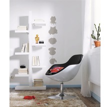 Zimmeransicht mit Bücherregal, Drehstuhl, Teppich und Wanddekorationen
