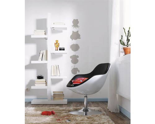 Zimmeransicht mit Bücherregal, Drehstuhl, Teppich und Wanddekorationen