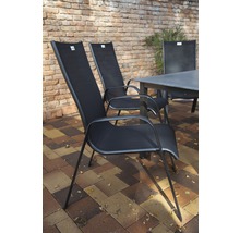 Gartenmöbelset mit Tisch und Stühlen auf einer Terrasse