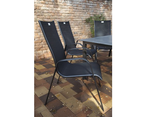 Gartenmöbelset mit Tisch und Stühlen auf einer Terrasse