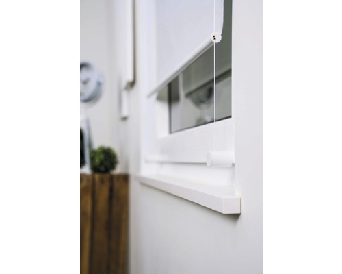 Fenster mit Rollo und Bedienschnur