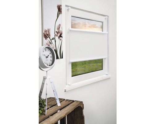 Weißes Doppelrollo am Fenster mit dekorativen Elementen