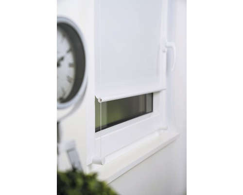Weißes Rollo am Fenster mit Schnurzug