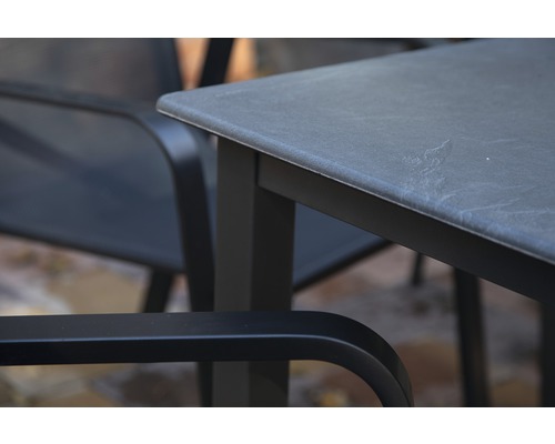 Detailaufnahme eines Gartentisches mit Stuhl