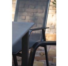 Detailaufnahme eines Gartentisches mit Stuhl aus Metall und Textilgewebe