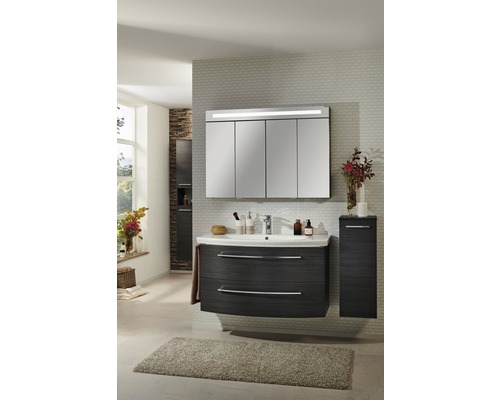 Badezimmer mit Waschtisch, Spiegelschrank und Handtuch