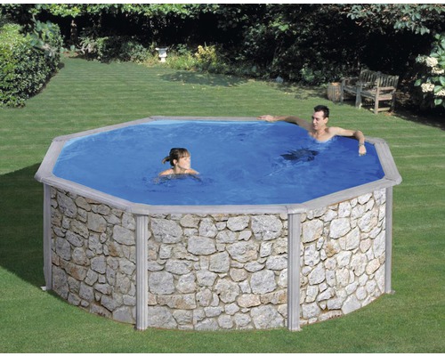 Achtförmiges Schwimmbecken mit Steinverkleidung und zwei Personen im Garten
