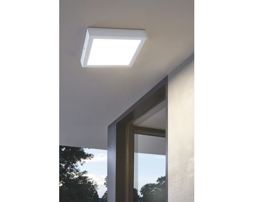 Quadratische Deckenleuchte an der Decke montiert