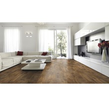 Modernes Wohnzimmer mit Laminatboden, Ecksofa und TV-Wand