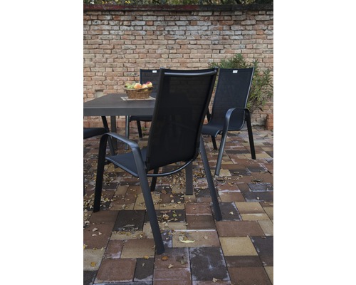 Gartenmöbel-Set mit Tisch und Stühlen auf einer Terrasse.