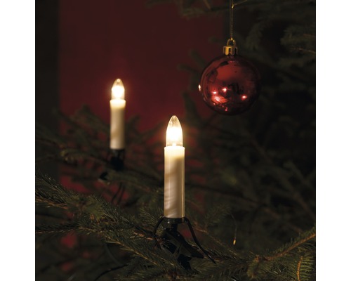 Weihnachtsbaum mit Baumkerzen und Christbaumkugel