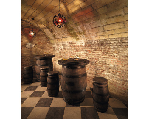 Bar im Keller mit Fässern als Tische und Stühle sowie geometrischen Hängelampen