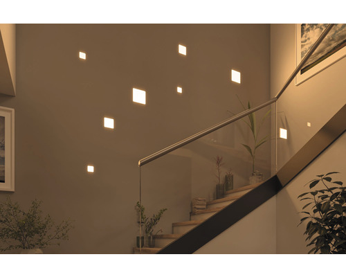 Szene mit Treppe und quadratischen Wandleuchten