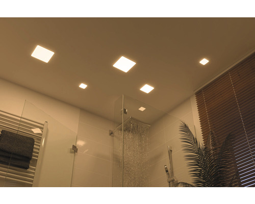 Modernes Badezimmer mit quadratischen LED Deckenleuchten, Dusche und Handtuchwärmer