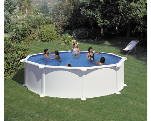 Szene mit mehreren Kindern, die in einem runden Aufstellpool im Garten schwimmen