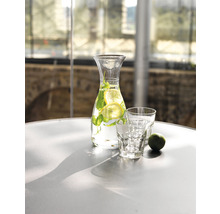 Wasserkaraffe mit Zitrone und Minze neben zwei Gläsern auf einem Tisch