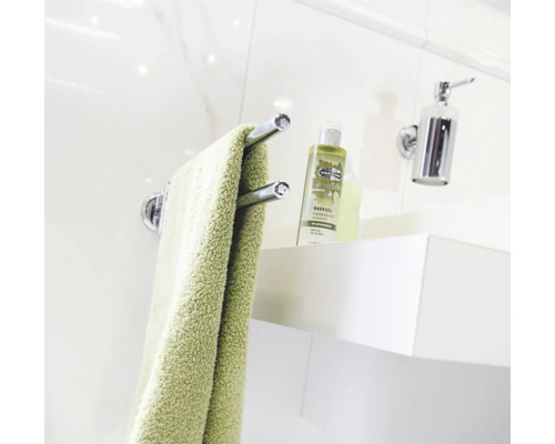 Handtuchhalter mit Handtuch, Duschgel und Seifenspender im Badezimmer