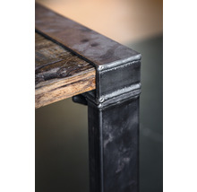 Detailansicht eines Tisches mit Holzplatte und Metallbeinen