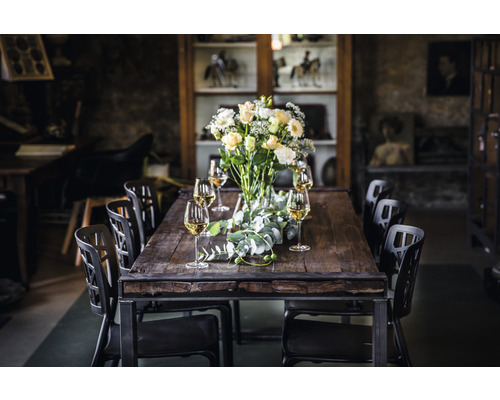 Esstisch aus Holz und Metall mit Stühlen, Blumenvase und Weingläsern