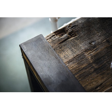 Detailansicht einer Tischplatte aus Holz mit Metalleinfassung