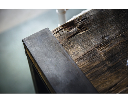 Detailansicht einer Tischplatte aus Holz mit Metalleinfassung