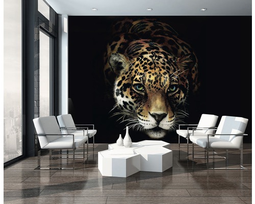 Wohnzimmer mit Fototapete eines Jaguars auf schwarzem Hintergrund