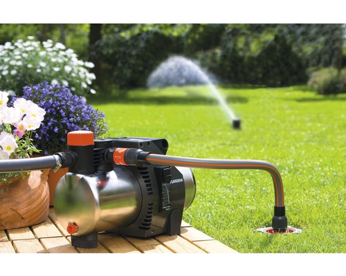 Garten mit Hauswasserwerk und Rasensprenger