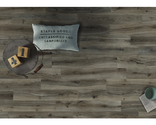 Verlegtes Laminat mit Holzoptik als Bodenbelag