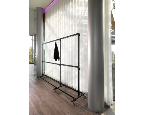 Szene mit einer mobilen Garderobe auf Rollen und einer Jacke