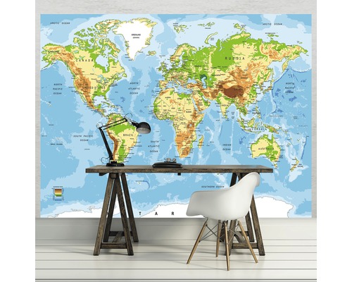Weltkarte als Wandbild im Arbeitszimmer mit Schreibtisch und Stuhl