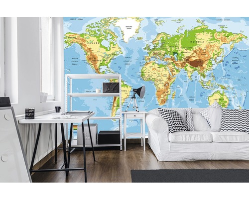 Helles Büro mit Weltkarten-Tapete, Schreibtisch, Regal und Sofa