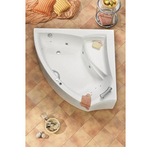 Eckbadewanne mit Düsen und Armatur im Badezimmer