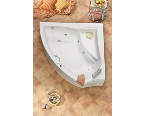 Eckbadewanne mit Düsen und Armatur im Badezimmer