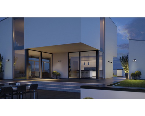 Moderne Hausfassade mit Außenbeleuchtung, Terrasse und Garten