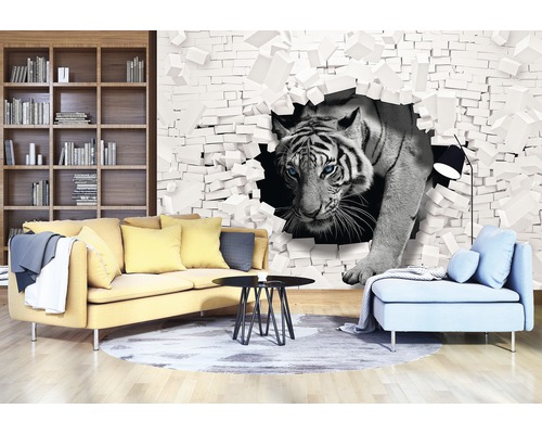 Wohnzimmer mit einem Sofa, einem Sessel und einer Fototapete mit einem Tiger, der durch eine Wand bricht