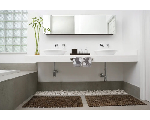 Modernes Badezimmer mit Doppelwaschbecken, Spiegel, Bambusdekoration, Kieseln und Holzmatten