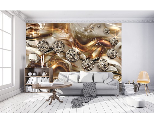 Heller Raum mit einer Wandtapete mit Diamantenmuster hinter einem grauen Sofa