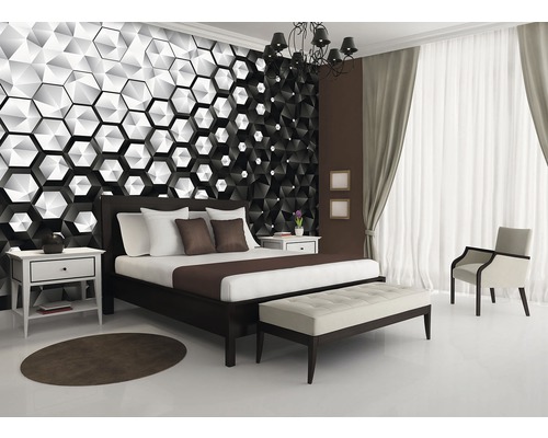 Schlafzimmer mit geometrischer Tapete, Bett und Nachttisch