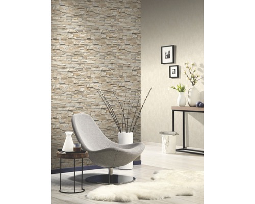 Helles Wohnzimmer mit Steinwandtapete, Sessel und Dekoration