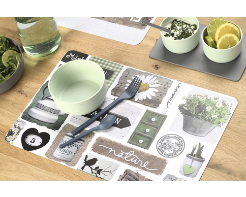 Gedeckter Tisch mit Platzset, Geschirr und Besteck