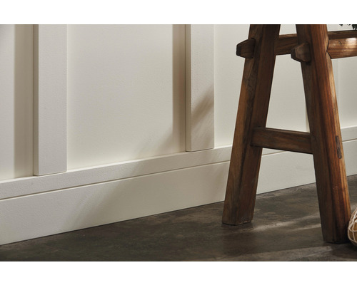 Wandpaneele und ein Hocker aus Holz