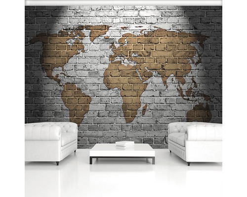 Wohnzimmer mit Backsteinmauer und Weltkartenmotiv