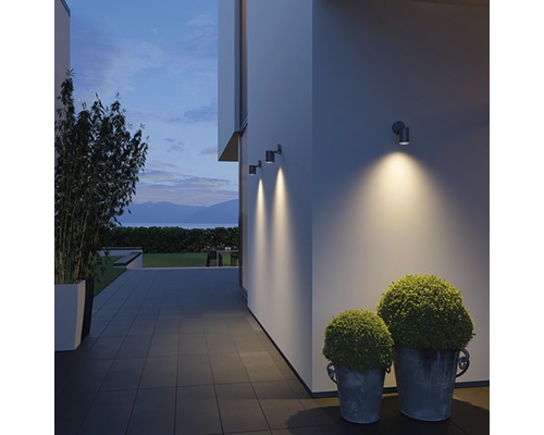 Außenbereich mit Wandleuchten, Pflanzen und Abendhimmel