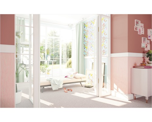 Helles Wohnzimmer mit Fenstertüren, Couch und dekorativer Wandgestaltung